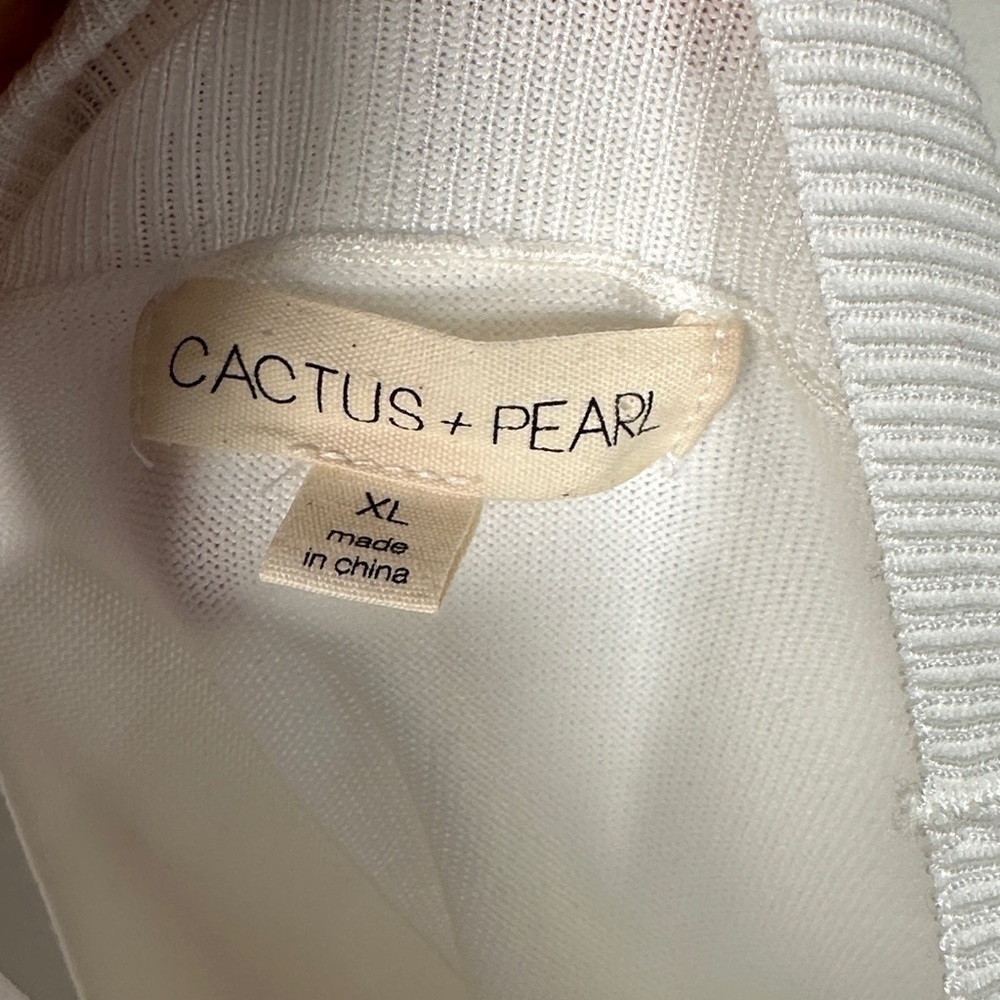 Cardigan White Lace Sleeve With details on Delicate pearls - Picture 3 of 12